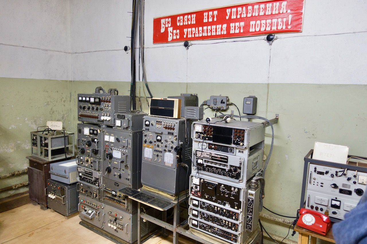 Un ensemble de vieilles machines électronique en métal, avec plein de voyants, boutons, etc.
