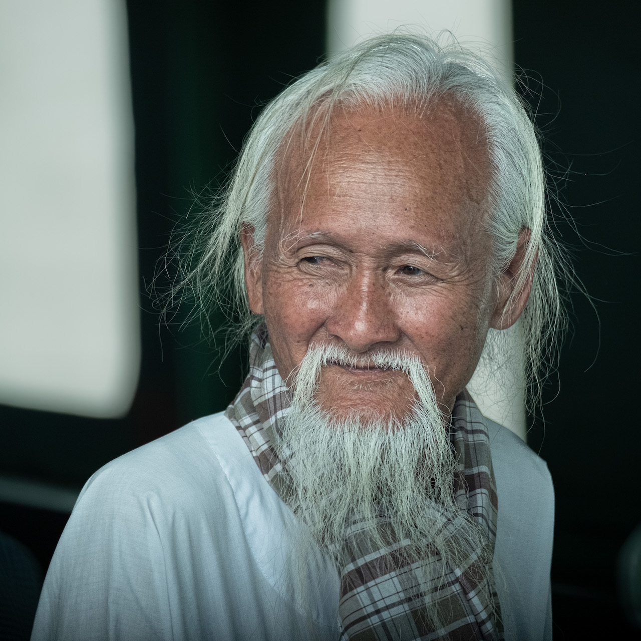 Portrait en buste d'un monsieur vietnamien âgé, avec cheveux et longue barbe blanche
