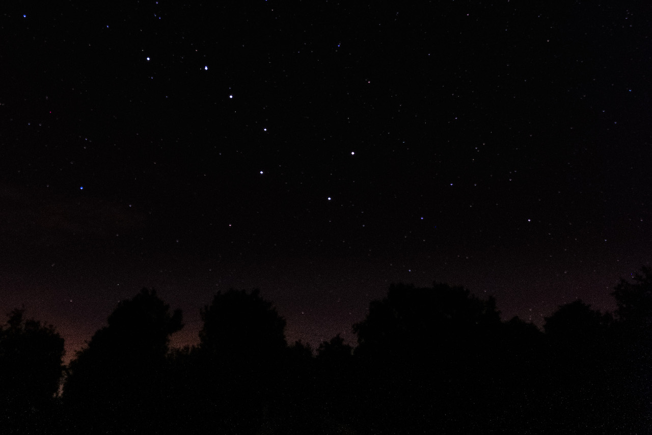 Photo du ciel nocturne étoilé, avec les étoiles de la constellation de la Grande Ourse plus lumineuses